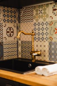 fregadero con grifo de latón y azulejos en Sweet Home - PiscineTennis - Deauville, en Deauville