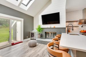 un salon avec une table et des chaises et une cheminée dans l'établissement Mid-Century Tenney Mountain Condo Near Hiking, à Plymouth