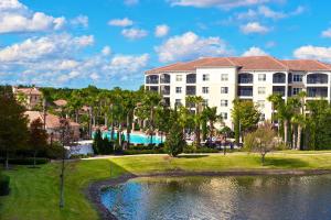 un complejo con piscina y complejo en WorldQuest Orlando Resort en Orlando