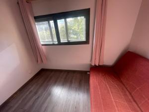 Habitación vacía con ventana y suelo de madera. en Appartement proche mer gare tramway et aéroport en Niza