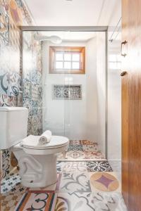 ピレノポリスにあるRequinte, conforto e privacidadeのバスルーム(トイレ、シャワー付)
