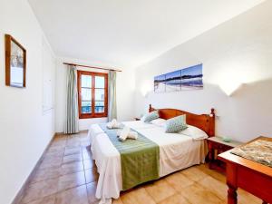 Apartamentos Calan Blanes Park, CB, APM 2142 في كالا إن بلانيس: غرفة نوم بها سرير كبير وطاولة +11 صورة