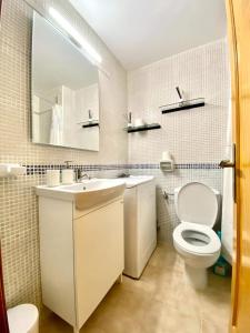 Apartamentos Calan Blanes Park, CB, APM 2142 في كالا إن بلانيس: حمام مزود بمرحاض ومغسلة ومرآة