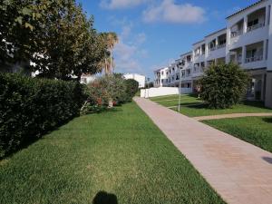 Apartamentos Calan Blanes Park, CB, APM 2142 في كالا إن بلانيس: ممشى امام عمارة سكنية