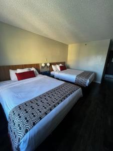 アトランタにあるマイクロテル イン バイ ウィンダム アトランタ エアポートのホテルルーム内の隣接するベッド2台