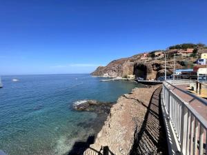 a view of the ocean from a cliff at Fee4Me Gáldar, a pocos minutos del valle de Agaete in Gáldar