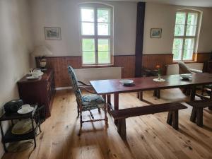 ein Esszimmer mit einem Holztisch und Stühlen in der Unterkunft Holiday house, Golssen in Golßen