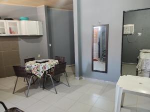 ein Esszimmer mit einem Tisch, Stühlen und einem Spiegel in der Unterkunft Temporada no Atalaia in Salinópolis