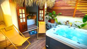 Foto sihtkohas Le Lamentin asuva majutusasutuse Sweet Payot : Studio avec Spa privé et piscine galeriist