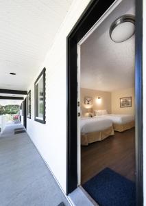 Un pat sau paturi într-o cameră la West Coast Trail Lodge