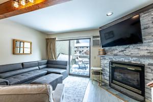 un soggiorno con divano e camino di Smugglers' Notch Resort Private Suites a Cambridge