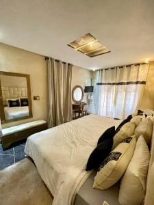 馬拉喀什的住宿－Dar Si Allal，一间卧室配有一张大床和镜子