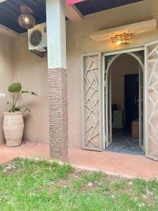 otwarte drzwi do domu z patio w obiekcie Dar Si Allal w Marakeszu
