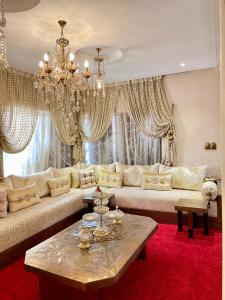 馬拉喀什的住宿－Dar Si Allal，客厅配有大沙发和吊灯
