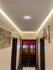 korytarz z dwoma drzwiami i oknem w pokoju w obiekcie Dar Si Allal w Marakeszu
