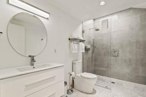 Fotografie z fotogalerie ubytování Boutique Room steps from Downtown Mall Rose Jean Room 1 v destinaci Charlottesville