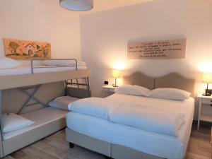 1 Schlafzimmer mit 2 Etagenbetten und 2 Lampen in der Unterkunft Cascina Cortese in Druento