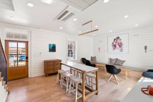 O zonă de relaxare la Boutique Room steps from Downtown Mall Rose Jean Room 1