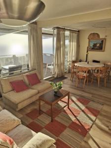 a living room with a couch and a table at Apto. Reñaca 193 - Viña del Mar in Viña del Mar