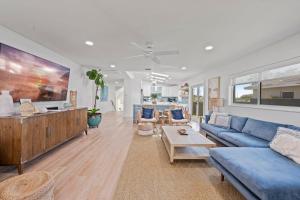 - un salon avec un canapé bleu et une table dans l'établissement Vista Del Mar Oceanfront Home Stunning Views Backyard Oasis, à Cocoa Beach
