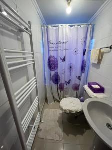 y baño con ducha, aseo y lavamanos. en Cabañas LUPA, en Punta Arenas