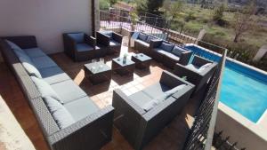 - une vue sur la terrasse avec des canapés et une piscine dans l'établissement CASA LOLI, à Castalla