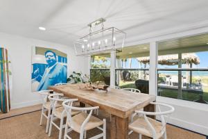 - une salle à manger avec une table et des chaises en bois dans l'établissement Vista Del Mar Oceanfront Home Stunning Views Backyard Oasis, à Cocoa Beach
