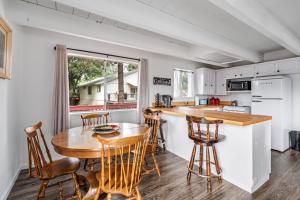 - une cuisine avec une table et des chaises en bois dans l'établissement Huckleberry Cabin - Pet Friendly with Big Deck home, à Groveland