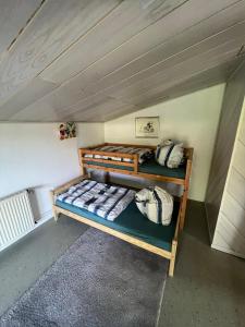 Zimmer mit 2 Etagenbetten im Dachgeschoss in der Unterkunft Haus Elli 