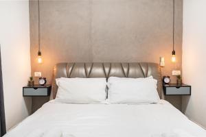 une chambre avec un lit avec deux oreillers blancs dans l'établissement Premium 1BD apartment near the beach W/Balcony, à Tel Aviv