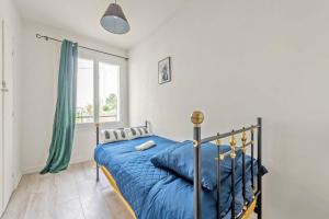 - une chambre avec un lit doté de draps bleus et une fenêtre dans l'établissement Navigateurs proche centre - jardin- parking gratuit, à Brest