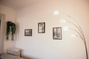 uma parede branca com quatro quadros em Appartement d'Alexandre hyper centre-ville em Charleville-Mézières