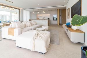 sala de estar con muebles blancos y cocina en TVB211 - Luxury Mountain resort, by roomservices, en Benahavís
