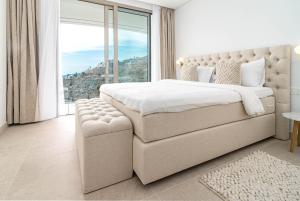 1 dormitorio con cama grande y ventana grande en TVB211 - Luxury Mountain resort, by roomservices, en Benahavís