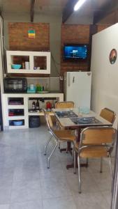 サンフアンにあるDepartamento capital uaqのテーブルと椅子と冷蔵庫のあるキッチン