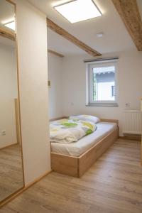 1 dormitorio con 1 cama en una habitación con ventana en Ferienwohnung Bauernhaus, en Balingen