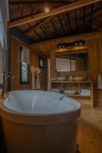un ampio bagno con vasca in una stanza di Reserva Natural Iguazú - Pristine Luxury Camp a Puerto Libertad