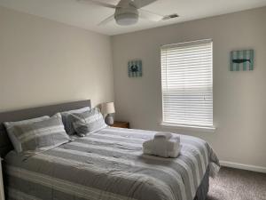 1 dormitorio con 1 cama con sombrero en 50 Water Tupelo, en Bluffton