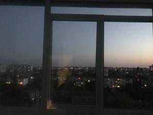 widok na miasto w nocy w obiekcie Самая красивая квартира в Черкассах! w Czerkasach