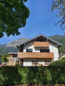 una casa blanca con una montaña al fondo en Ferienwohnung Elfejo, en Bad Reichenhall