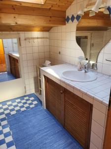un baño con lavabo y espejo en Ferienwohnung Elfejo, en Bad Reichenhall