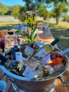un tazón lleno de botellas de vino en una mesa en Sítio Vivendo & Aprendendo, en Tanguá
