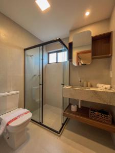 La salle de bains est pourvue d'une douche, de toilettes et d'un lavabo. dans l'établissement Gamboa Patacho Apto 002 Bloco B - ER Hospedagens, à Porto de Pedras
