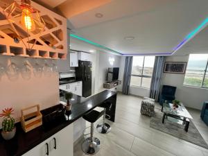 een keuken en een woonkamer met een eetkamer bij Apartamento nuevo en Barranquilla in Barranquilla