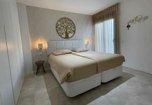 Llit o llits en una habitació de Intermobiliaria Rentals - Urbanización South Bay III 3D Modern apartment