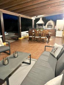 Posedenie v ubytovaní Charming Villa with Sea View in El Roque, Private Pool