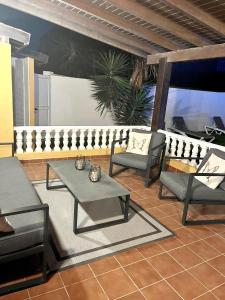 Posedenie v ubytovaní Charming Villa with Sea View in El Roque, Private Pool