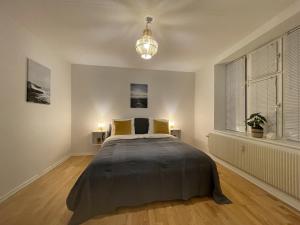 - une chambre avec un grand lit dans l'établissement aday - Large terrace and 2 bedrooms apartment in the heart of Randers, à Randers