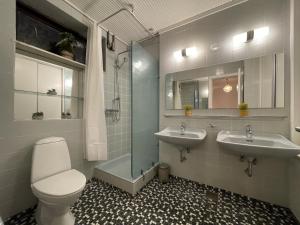 La salle de bains est pourvue de 2 lavabos, de toilettes et d'une douche. dans l'établissement aday - Large terrace and 2 bedrooms apartment in the heart of Randers, à Randers