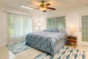 Katil atau katil-katil dalam bilik di Waterfront Treasure Coast Home with Pool and Lanai! +20 gambar